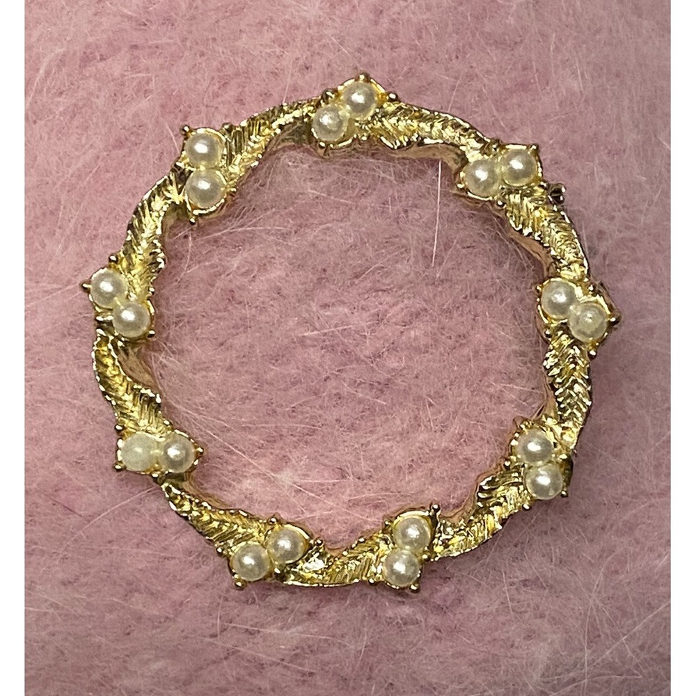 VNTG 1960's Signed Gerry's Gold Tone Circle/Wreath Faux Pearls Brooch Pin PreOwn